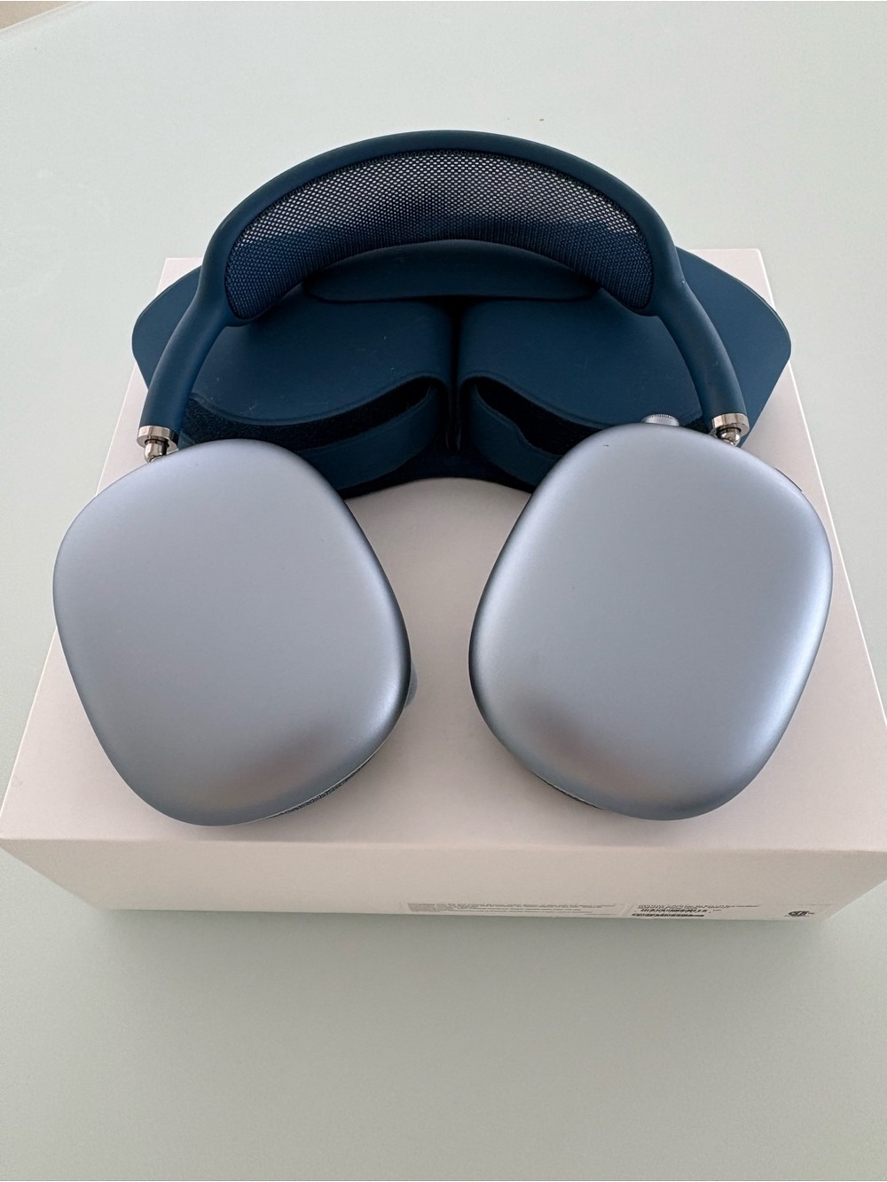 Apple AirPods Max in Sky Blue